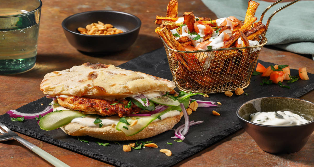 Tandoorikryddad kycklingburgare i naanbröd med het myntayoghurt och sötpotatispommes