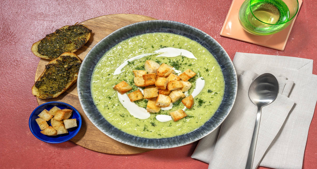 Crema suave de calabacín con eneldo con picatostes caseros y tostadas al pesto de albahaca