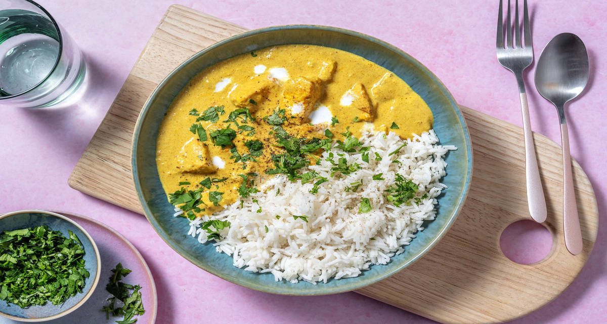 Curry vegan Sri Lanka di tofu bio e riso con latte di cocco, pomodoro e coriandolo
