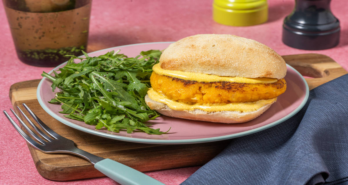 Hamburguesa casera de calabaza especiada con salsa de yogur y cúrcuma y ensalada de rúcula