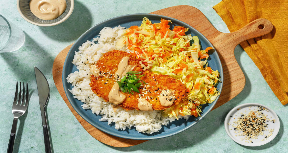 Escalope panée végé et riz à l'ail et au gingembre crudités à l'aigre-douce, sauce à l'asiatique et gomasio