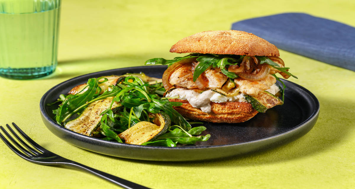 Bocadillo de pollo con crema de queso griego con calabacín salteado y rúcula aliñada