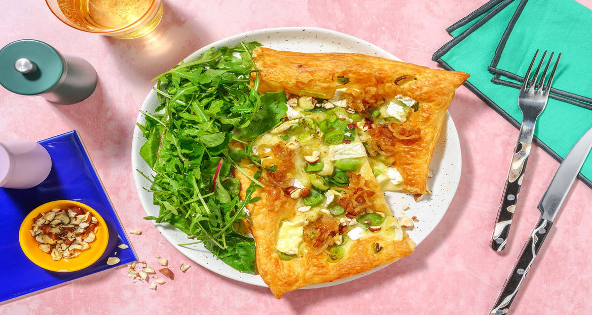 Torta di sfoglia al brie fondente e porri con insalata e nocciole
