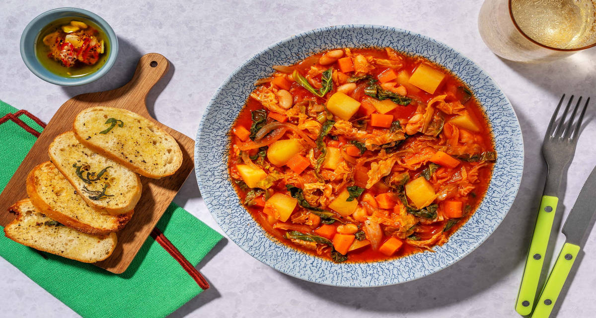 Ribollita veloce di verze e carne macinata con cavolo nero, cannellini e pane tostato