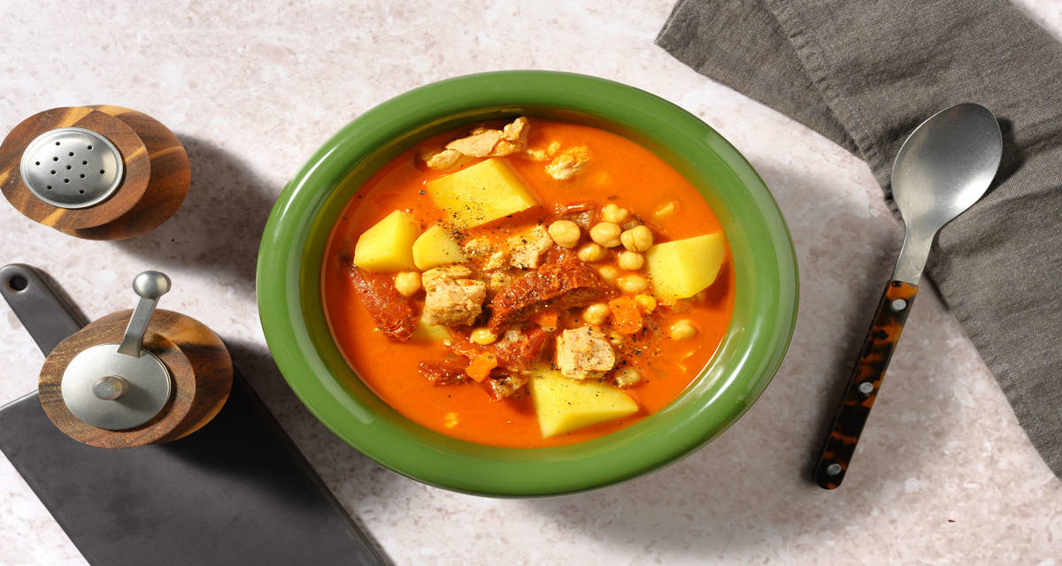 Pollo guisado con tomates secos con verduras y garbanzos