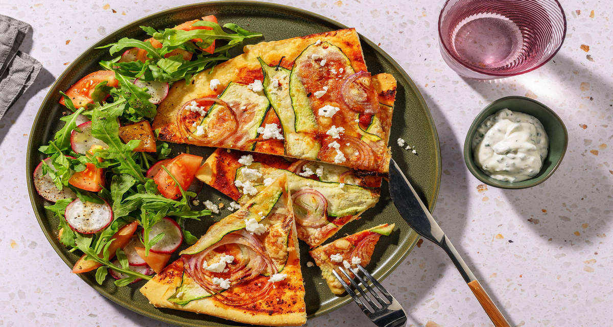 Grøntsagspizza med græsk salatost med ranchdressing og grøn salat