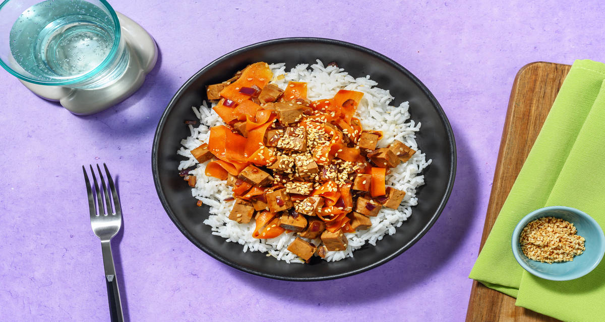 Tofu al estilo asiático con zanahoria con arroz basmati y semillas de sésamo tostadas