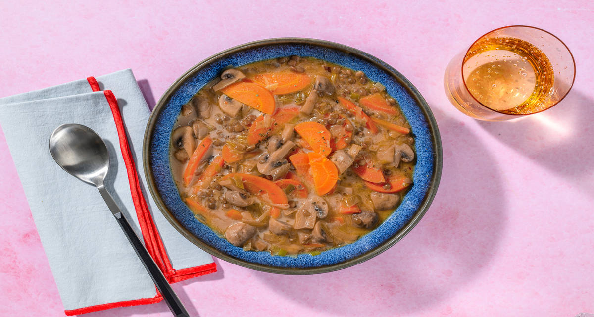 Guiso cremoso de lentejas con champiñones con zanahoria, cebolla y puerro salteado