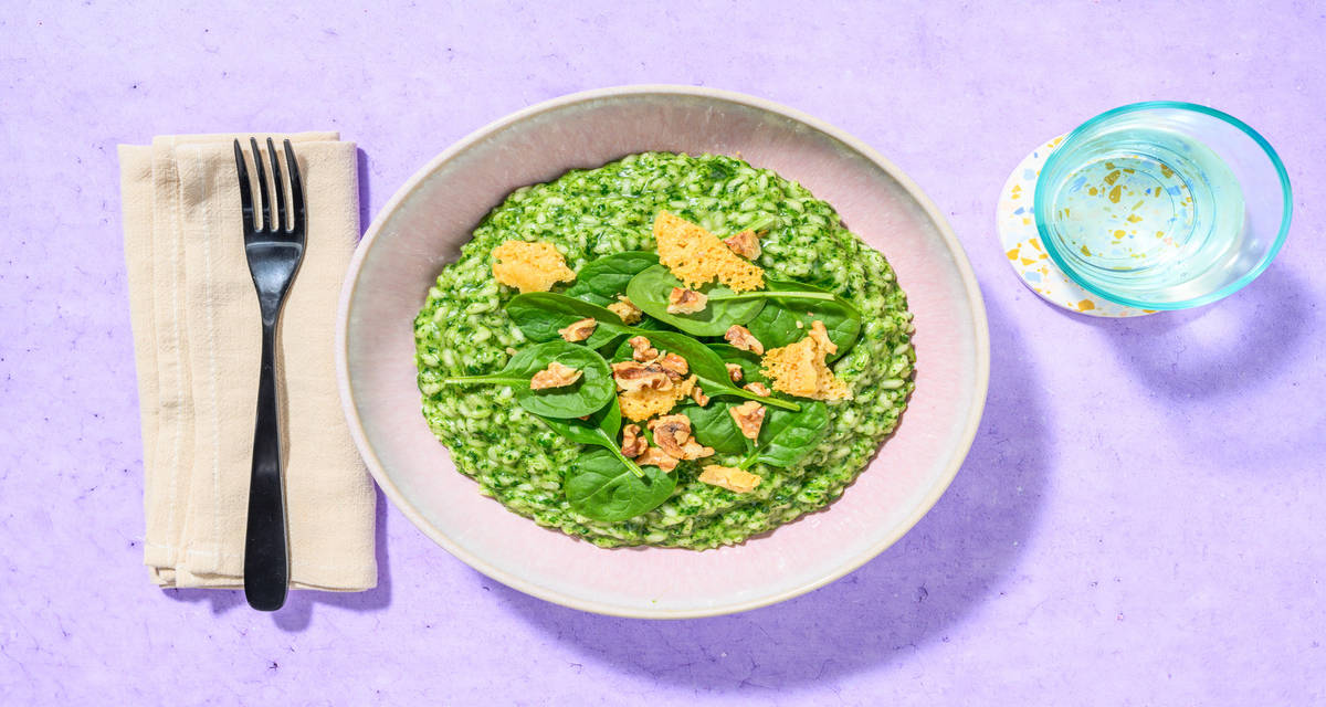 Risotto de espinacas con crujiente de queso con nueces tostadas y queso pecorino