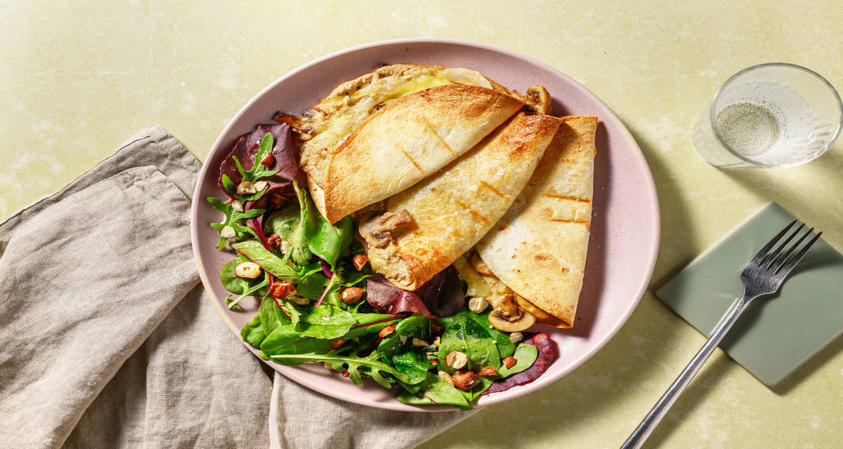 Veggie quesadillas con champiñones en texturas acompañadas de ensalada con vinagreta de avellanas