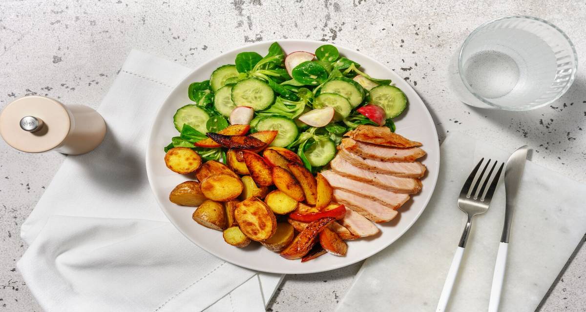 Varkensoester met nectarine met patatjes en radijs-komkommersalade