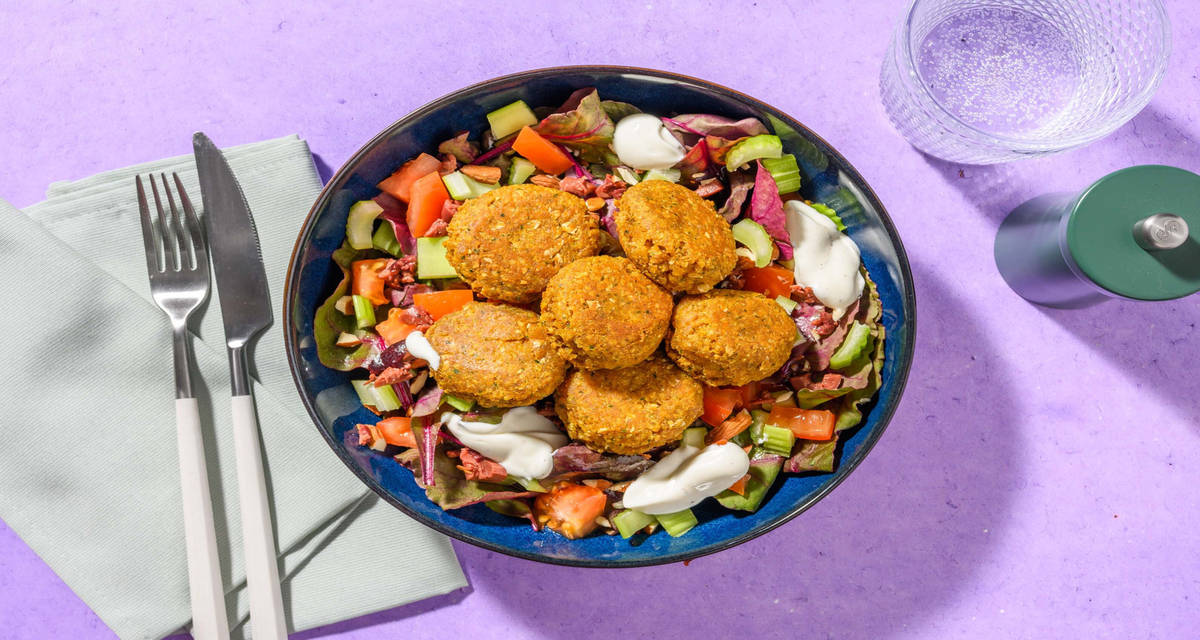 Falafel dorati e crema di yogurt al cumino con insalata rossa e crudité di verdure