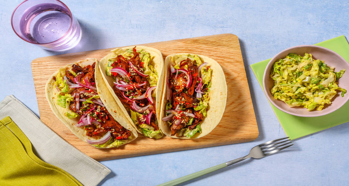 ¡Taco party! Heura picante con cebolla encurtida con lechuga aderezada con mayonesa de soja