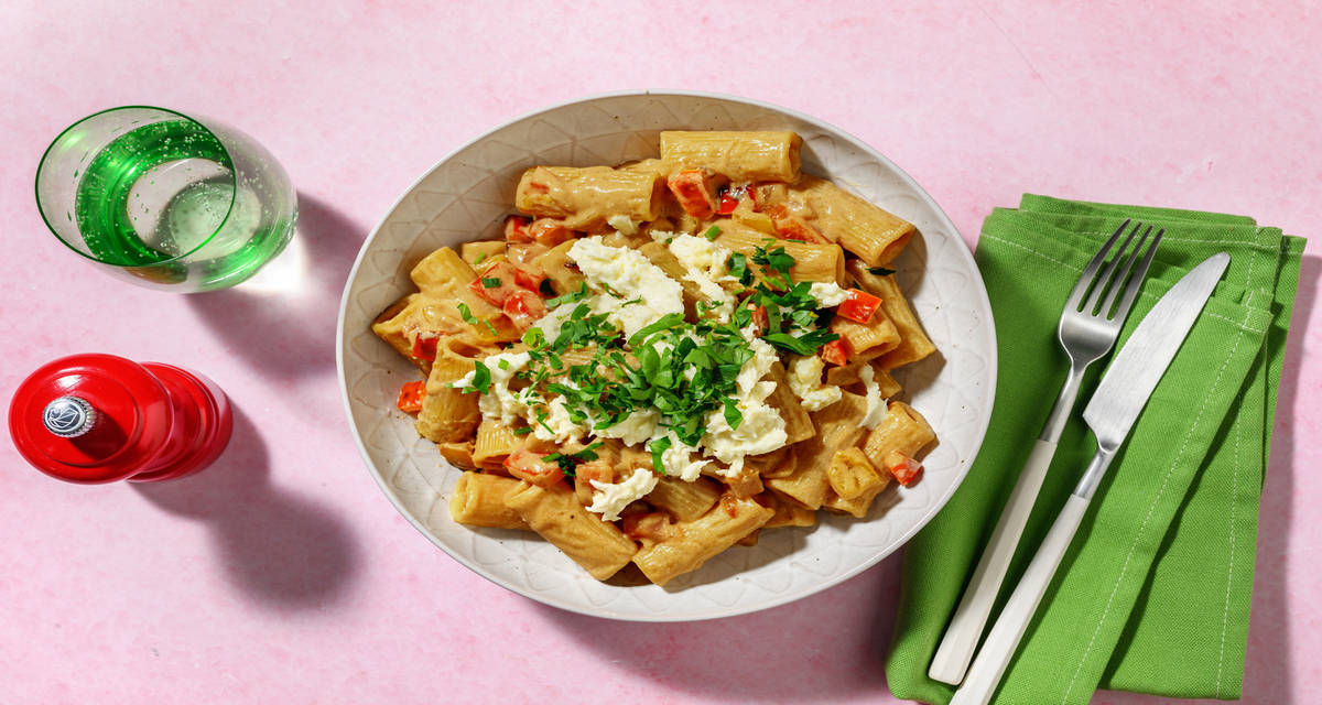 Rigatoni a la pepperonata con mozzarella y perejil fresco