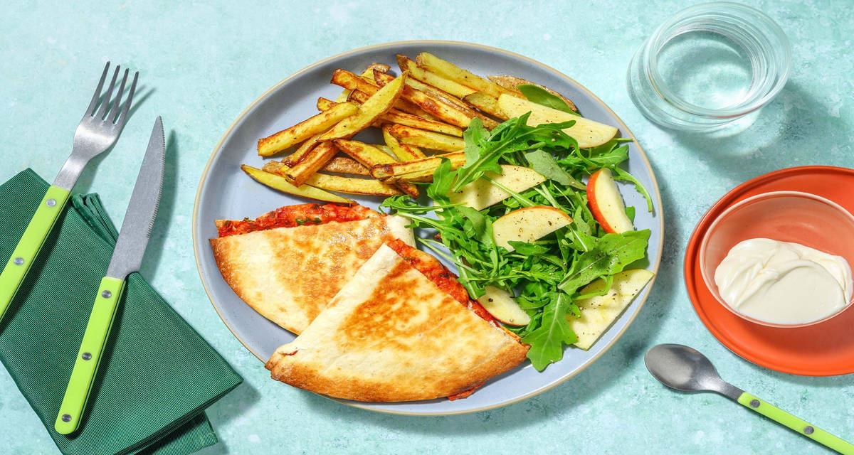 Tortilla-pizzafickor med ost och bacon med pommes och äppel- och rucolasallad