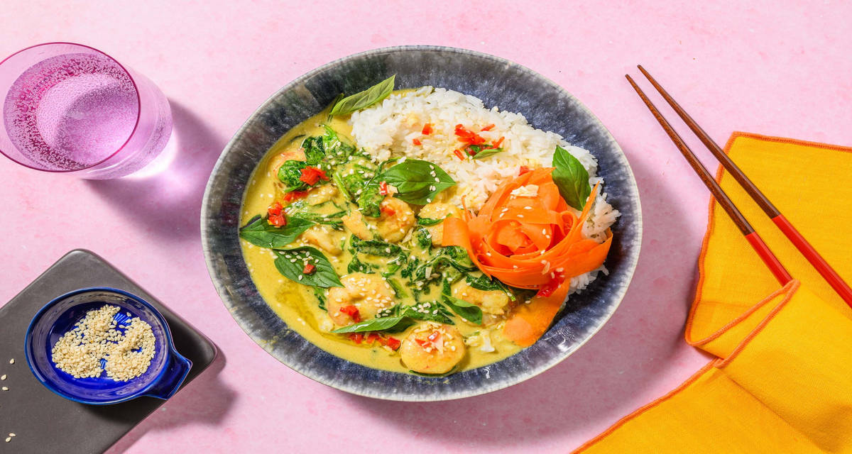 Thailändsk grön räkcurry med strimlad kycklingbröstfilé med färsk basilika och vitlöksolja