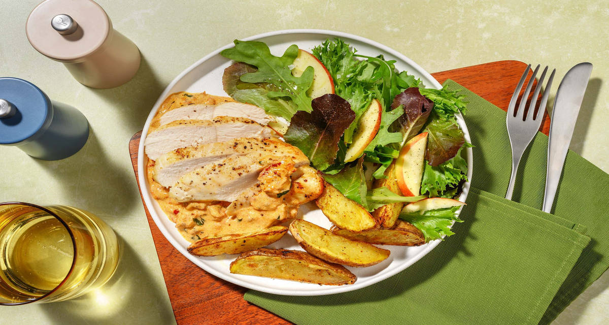 Stegt kylling i soltørret tomatsauce med kartoffelbåde og frisk salat