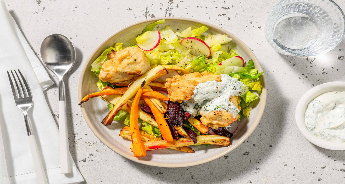 Gyldenstegte fiskefrikadeller med bagte rodfrugter og sprød radisesalat