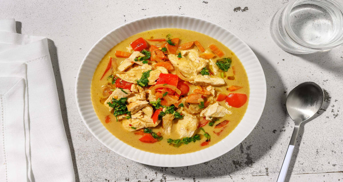 Thailändsk kokos- och kycklingsoppa med citrongräs och färsk koriander