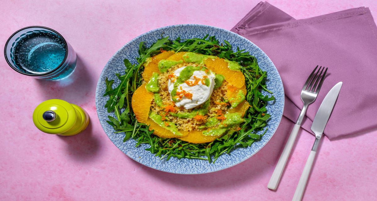 Ensalada de bulgur con burrata y naranja con pesto casero de cebollino y avellanas tostadas