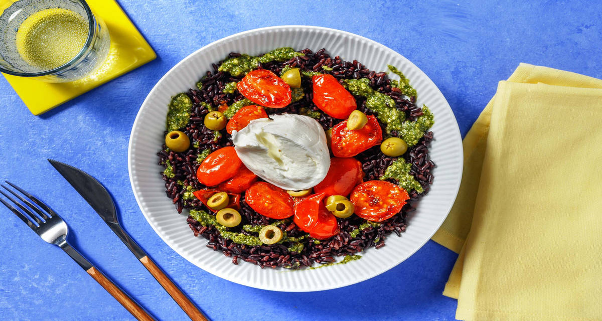 Riso nero al pesto di rucola e burrata con anacardi, olive e pomodorini arrostiti