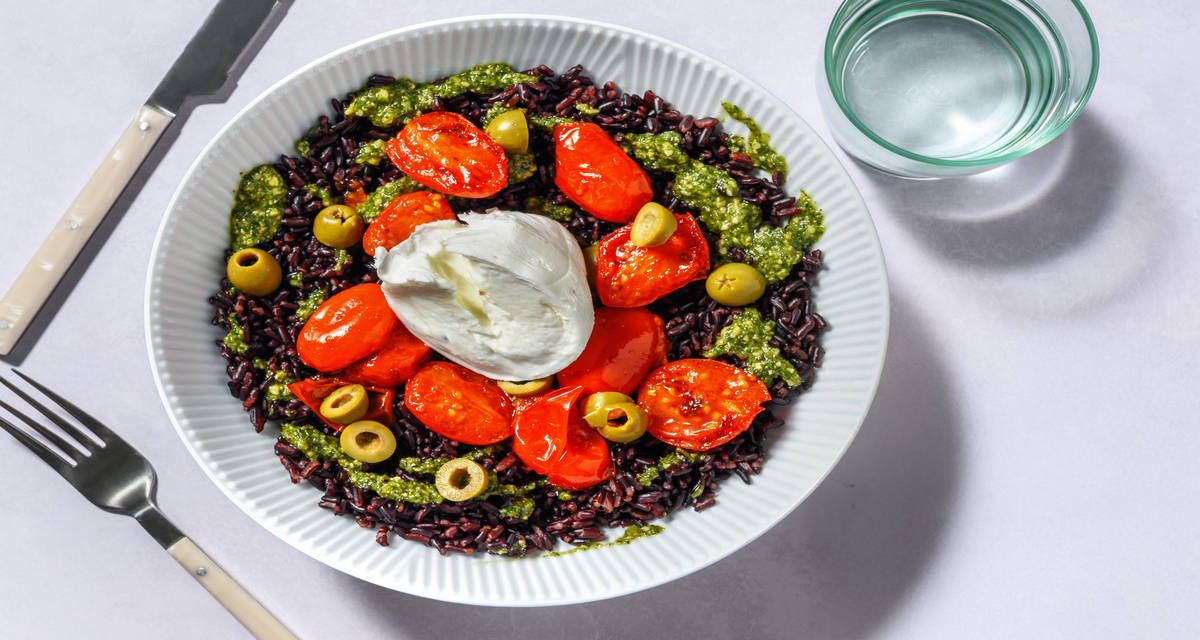 Burrata fresca su riso nero integrale con salsa verde agli anacardi e pomodori