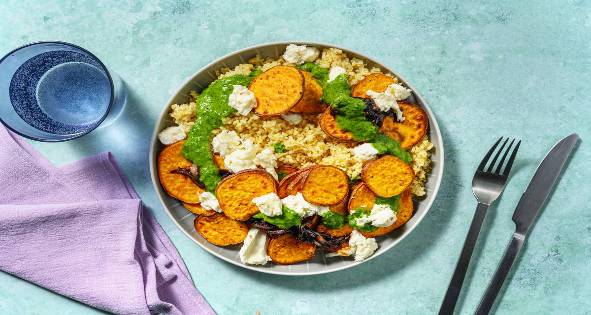 El bol vegetariano: boniato, chalota y mozzarella italiana con aceite de perejil y servido sobre bulgur