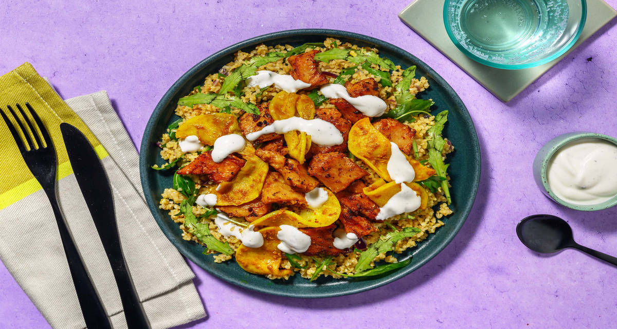 Heura con manzana a la cúrcuma con salsa de yogur sobre bulgur con rúcula
