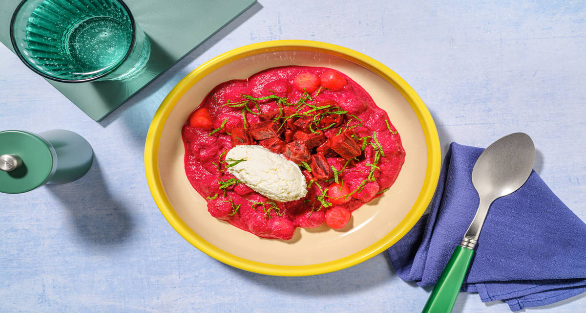 Gnocchis en salsa casera de remolacha con ricotta y menta fresca
