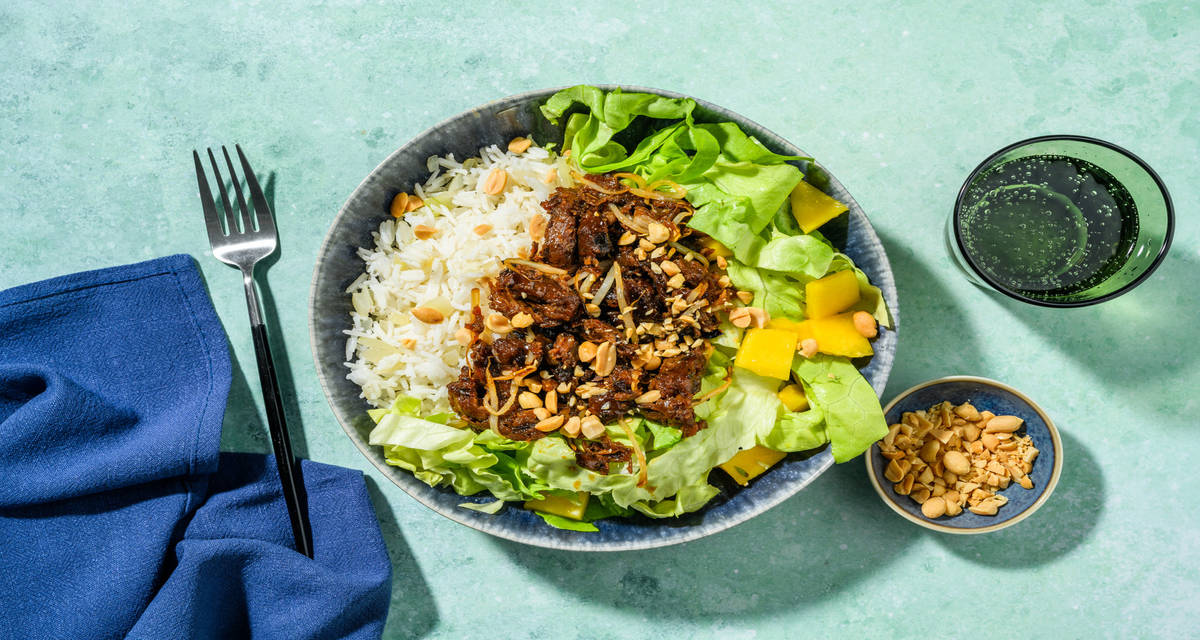 Bowl aux émincés végé façon bœuf, sauce teriyaki riz, salade de mangue, germes de soja et cacahuètes salées