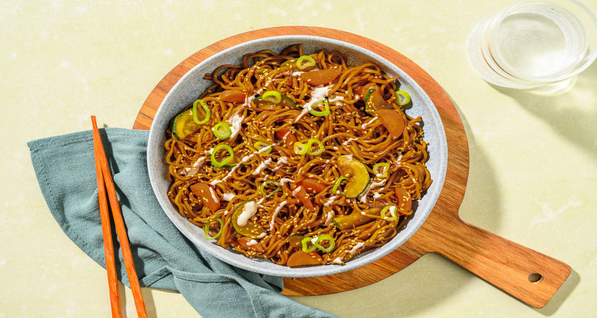 Fideos asiáticos con verduras salteadas con semillas de sésamo tostadas y mayonesa de soja