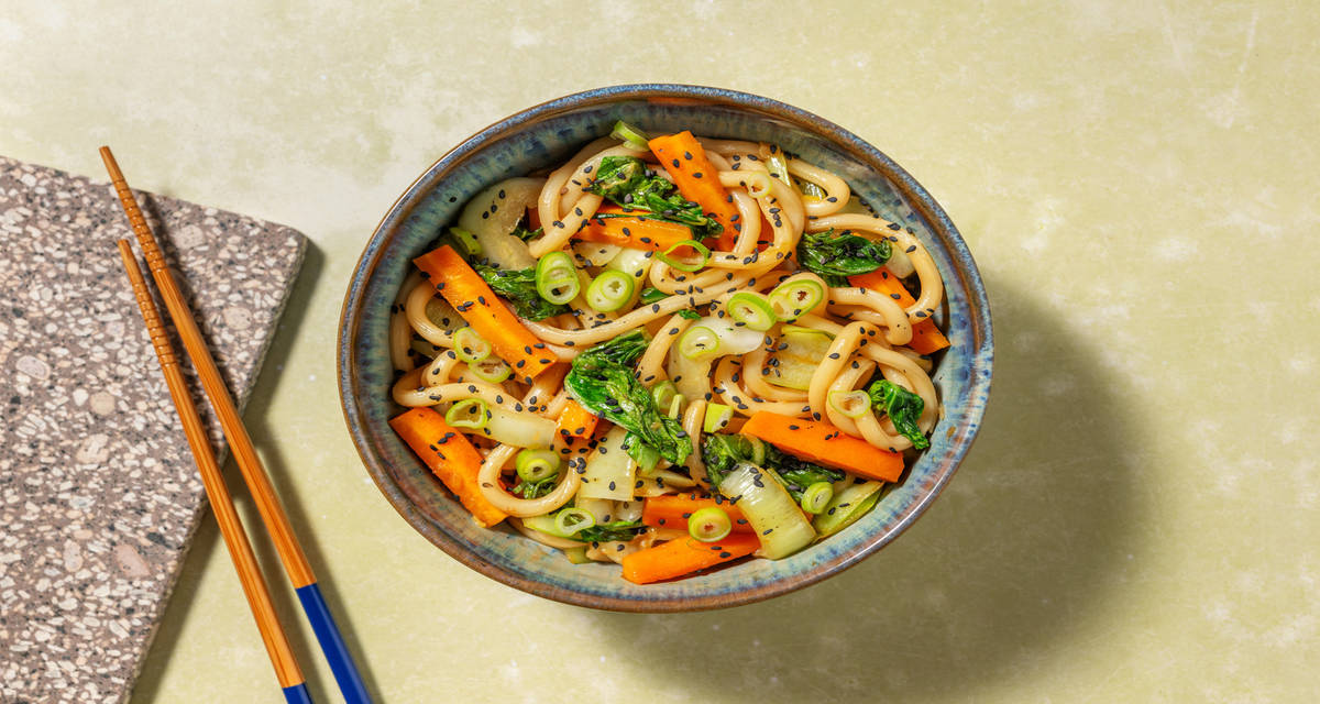 Noodles vegani in pasta di miso e zenzero con pak choi saltato, cipollotto e sesamo nero