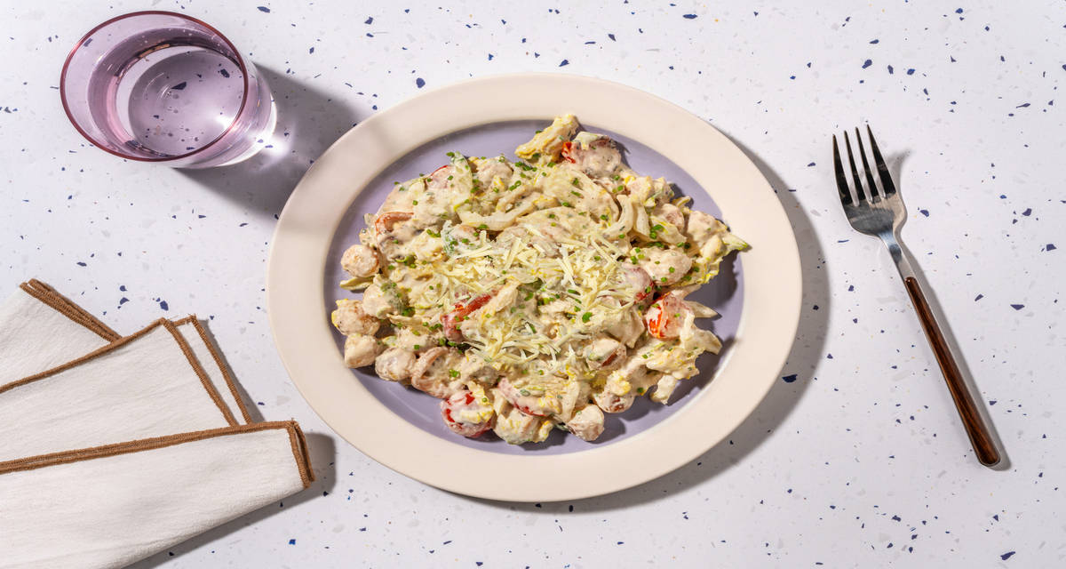 Ensalada césar con gnocchis fritos con tomates cherry salteados y queso italiano