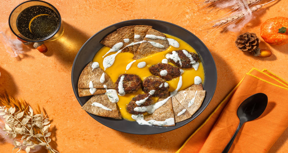 Kofta di maiale su vellutata di zucca con salsa yogurt e tortillas croccanti