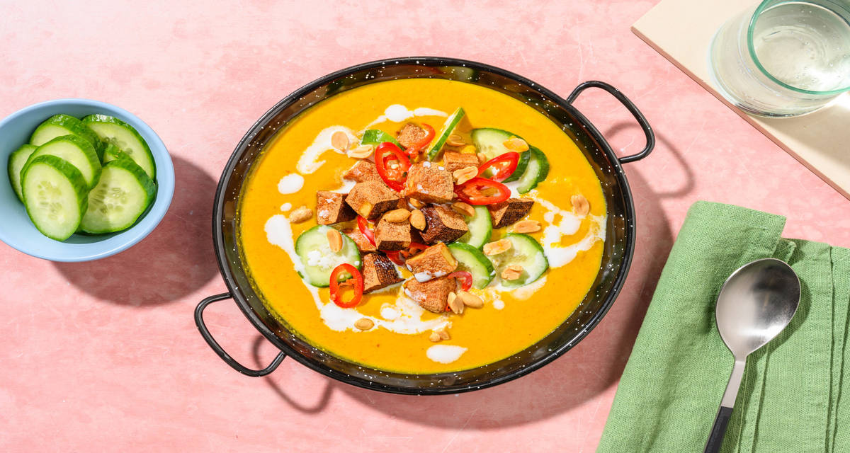 Zuppa esotica di zucca, curcuma e salmone con cetriolo, burro di arachidi e latte di cocco
