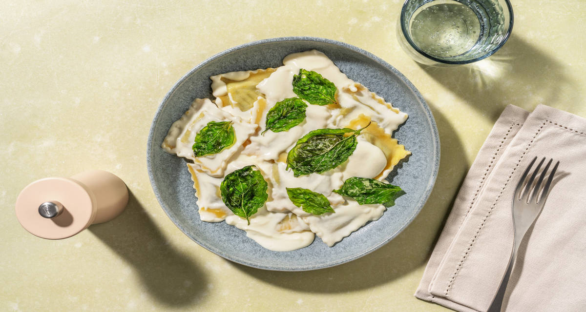 Raviolis de calabaza con salsa de queso con albahaca crujiente