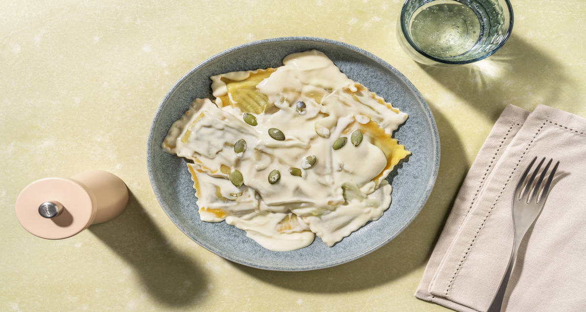 Raviolis de setas con salsa de queso con semillas de calabaza