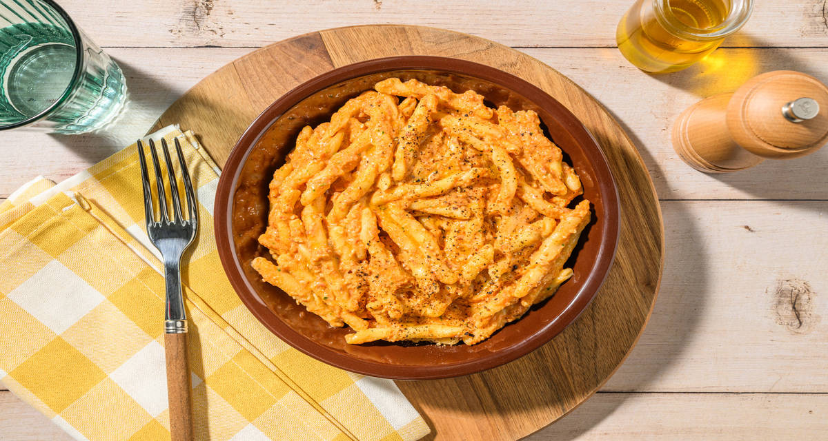 Strozzapreti cremosi al pesto di pomodori secchi e salsiccia con pesto di pomodori secchi, ricotta e mandorle