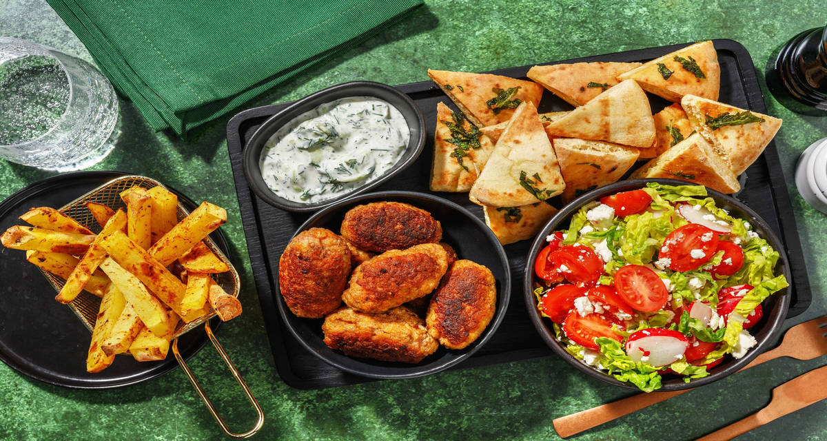 Nötfärskoftas och grekisk sallad med kryddiga pommes och dilltzatziki