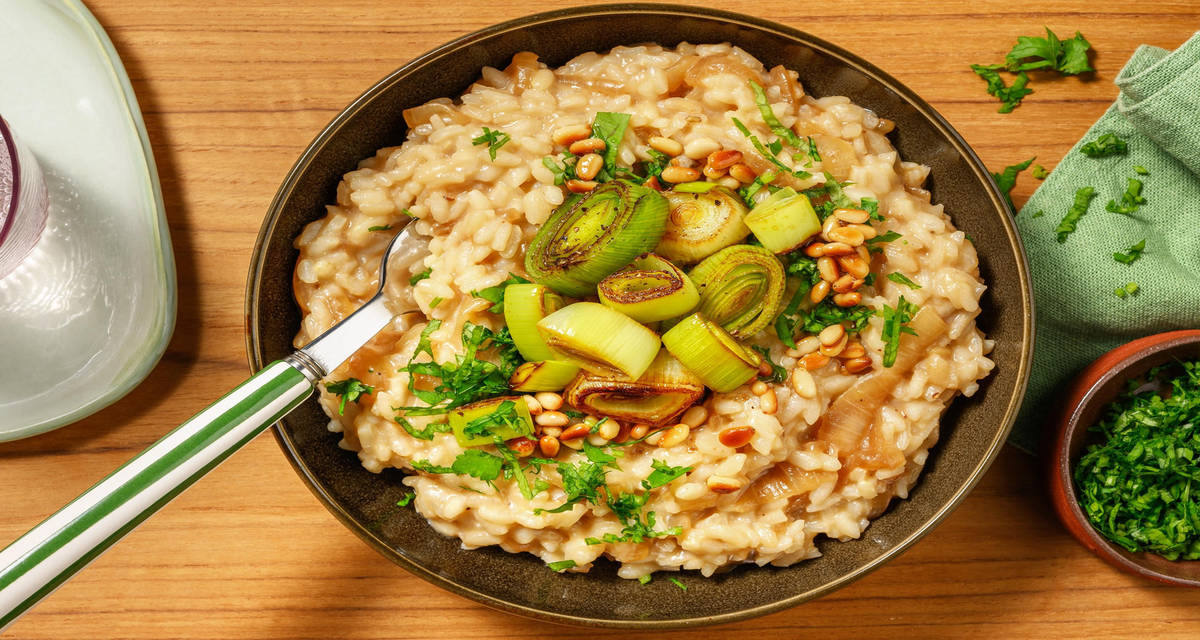 Fransk gruyère-risotto og smørstegt porre med ristede pinjekerner og persille
