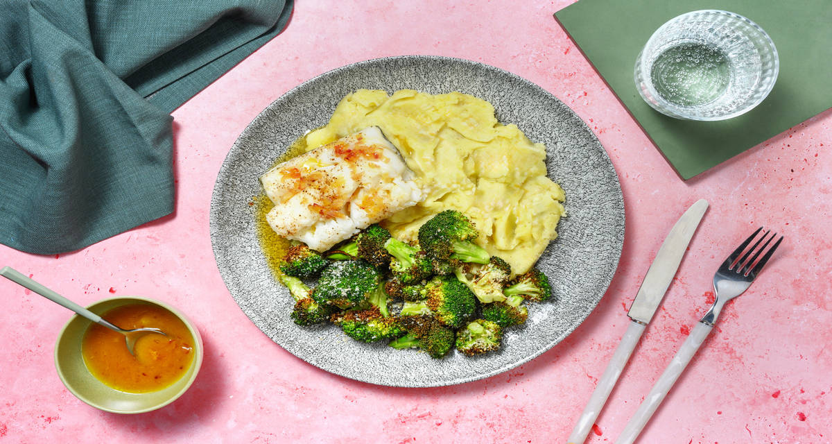 Merluza con salsa casera de naranja y miel acompañada de puré de patatas y brócoli asado con panko
