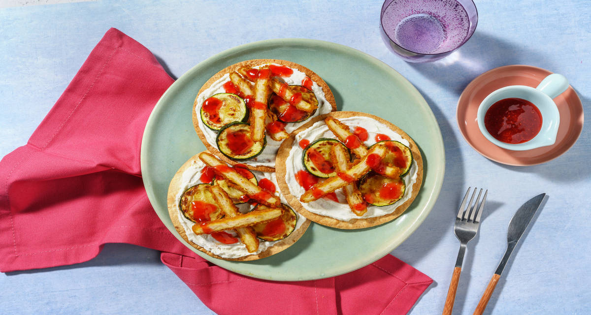 Tostadas de pollo vegano con base de ricotta con calabacín a la plancha y mermelada de fresa