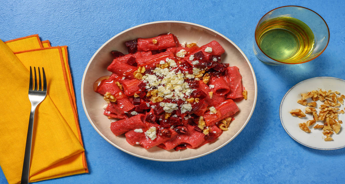 Rigatoni con salsa casera de remolacha con queso griego, miel y nueces