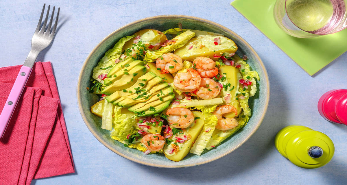 Salade met dille-garnalen en avocado met romige dressing, verse kruiden en zoetzure ui