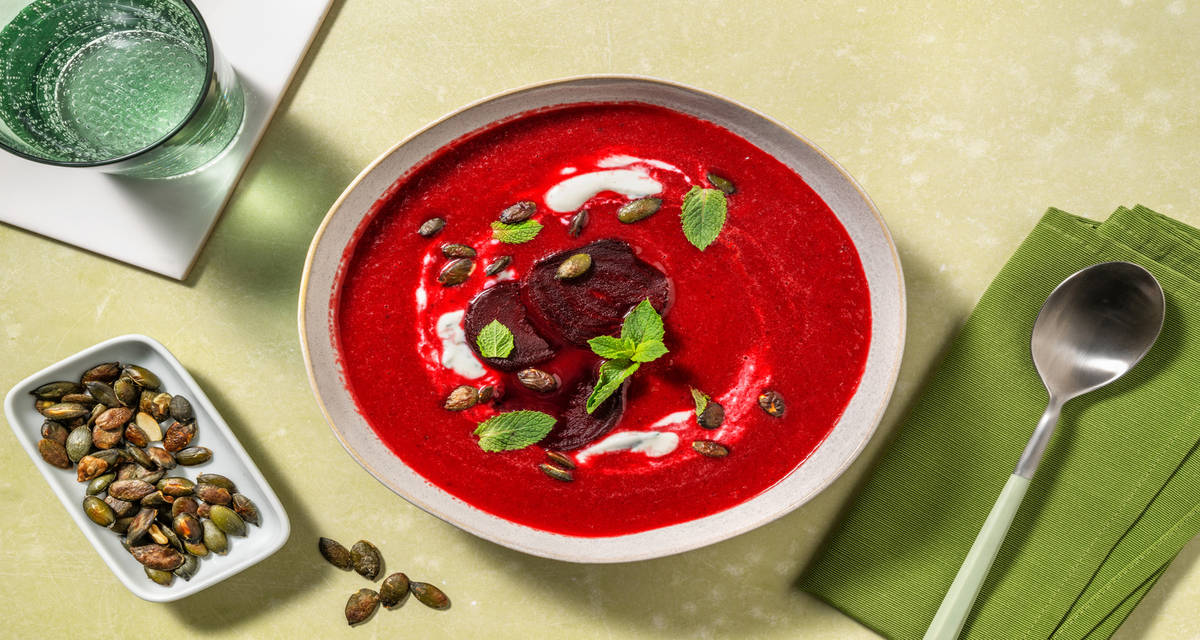 Sopa casera de remolacha a la menta con salsa de yogur y pipas de calabaza tostadas