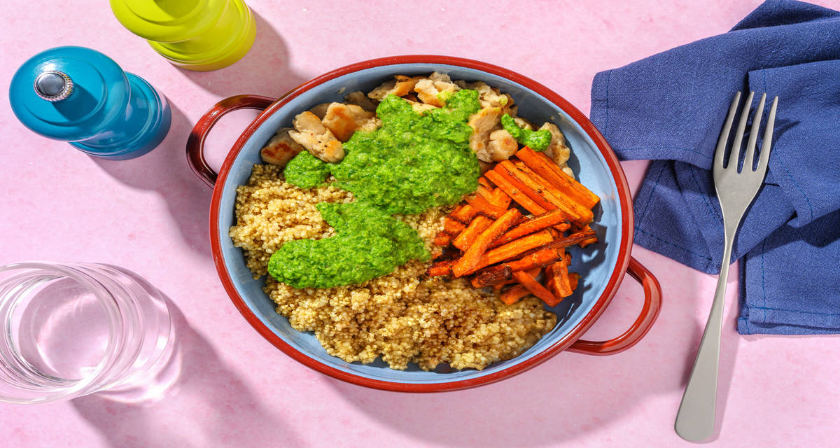 Bol de heura con salsa de espinacas y guisantes con zanahorias asadas y quinoa