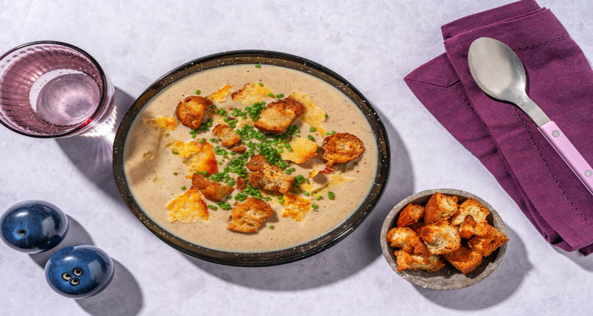 Crema umami de setas shiitake con queso crujiente con picatostes de ajo caseros y cebollino