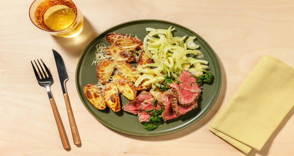 Bistecca di manzo in salsa gremolada con finocchi e patate al formaggio