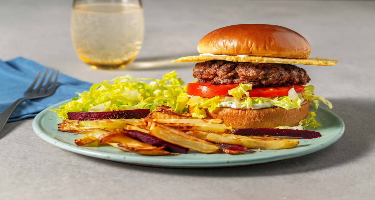 Cæsar-inspireret burger med sprød finrevet ost og fritter