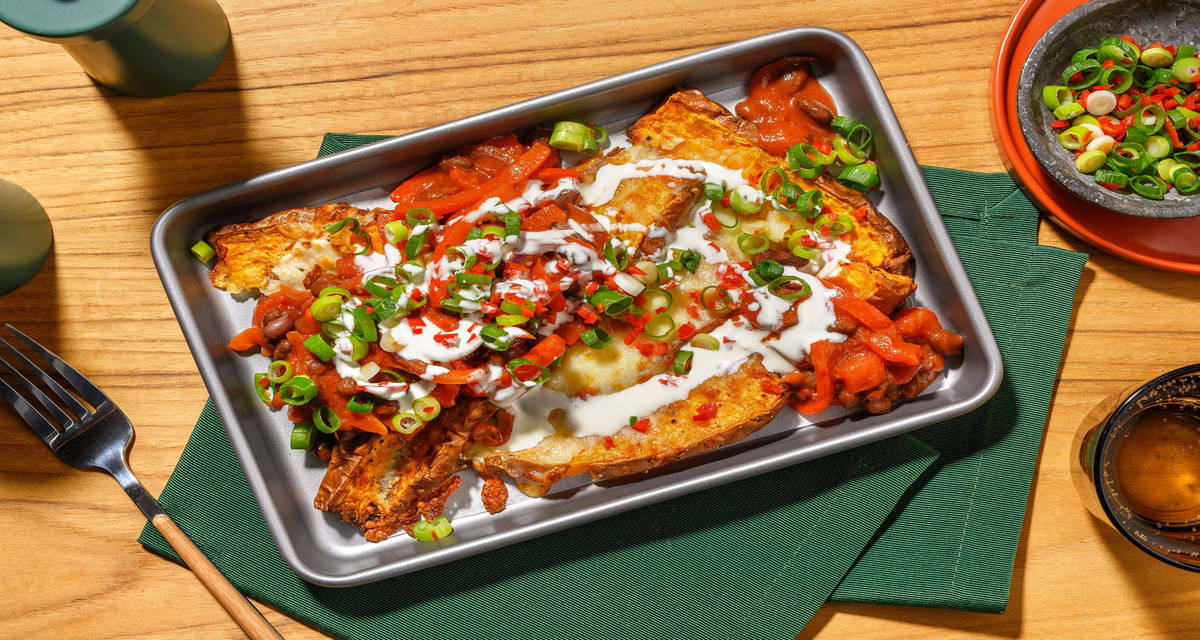 Bakad sötpotatis och svarta bönor med gräddfil, chili och salladslök
